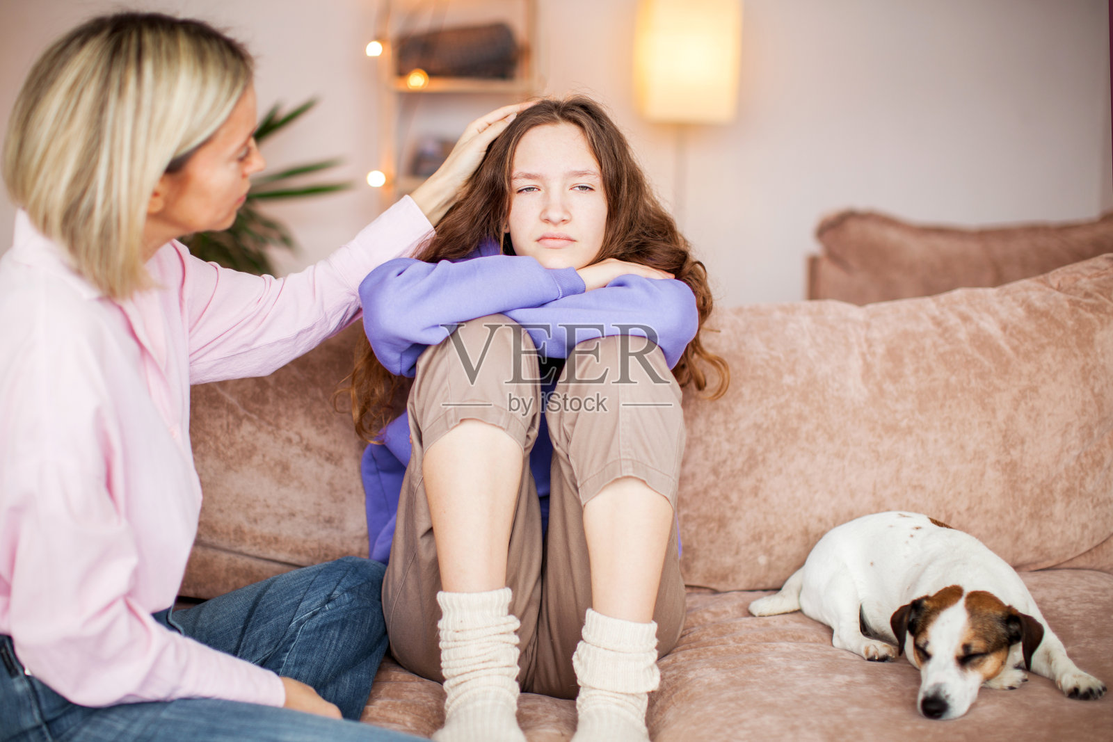 有爱心的母亲会支持伤心难过的十几岁的女儿照片摄影图片