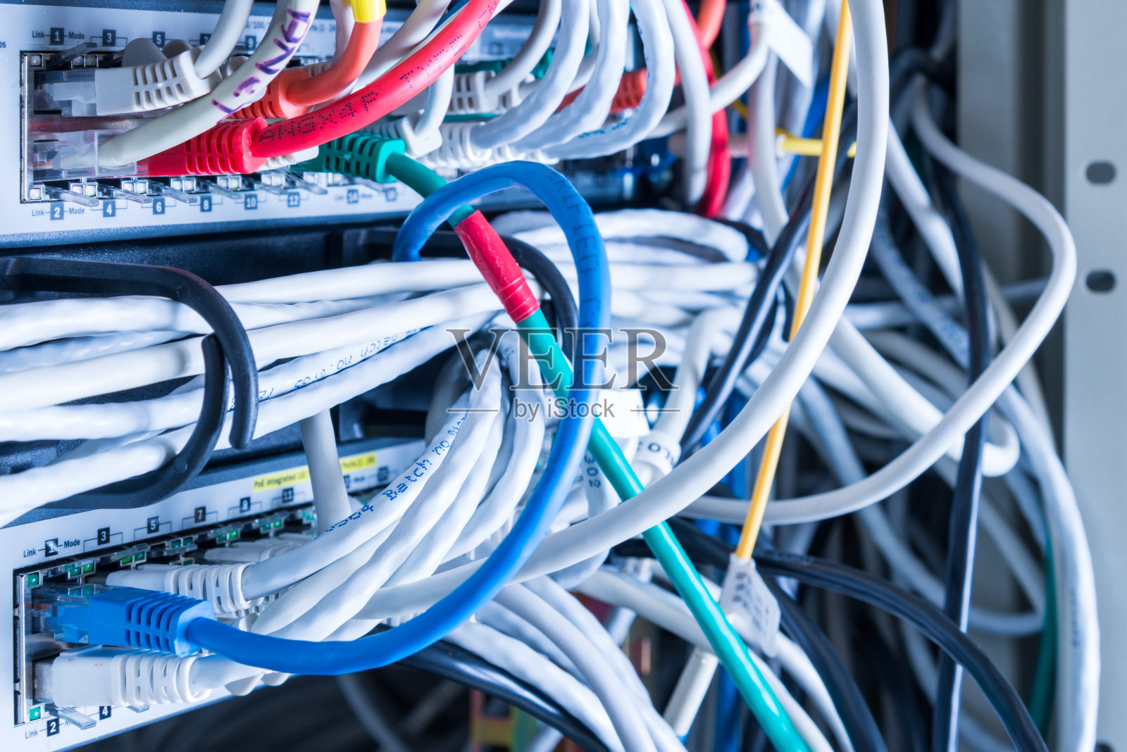 连接数据路由器的补丁线缆照片摄影图片