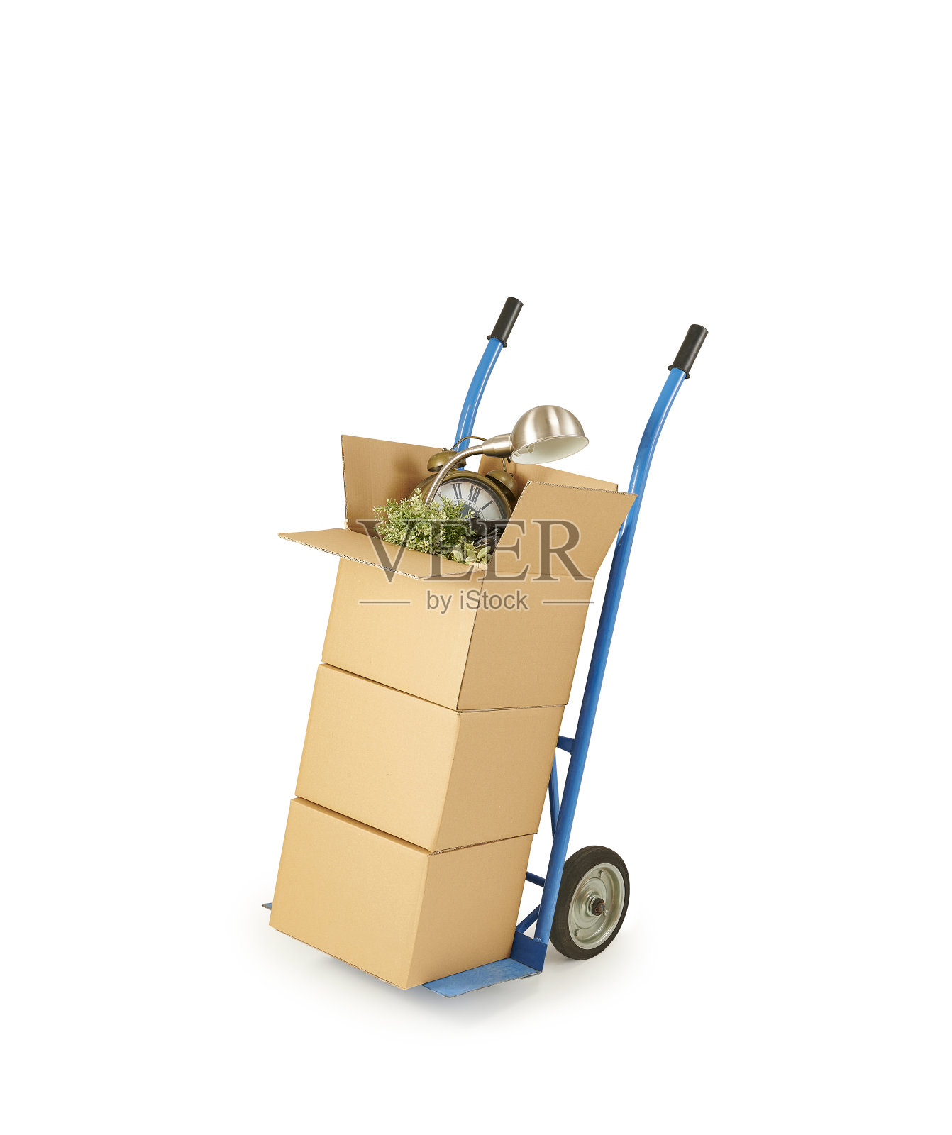 蓝色手推车，小车硬纸板包装盒孤立在白色背景上。照片摄影图片