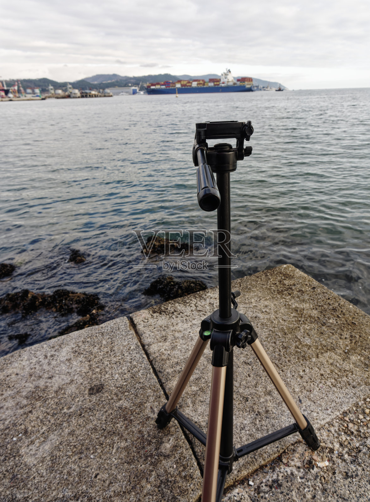 单反数码专业相机站在三脚架上拍摄大海，照片摄影图片
