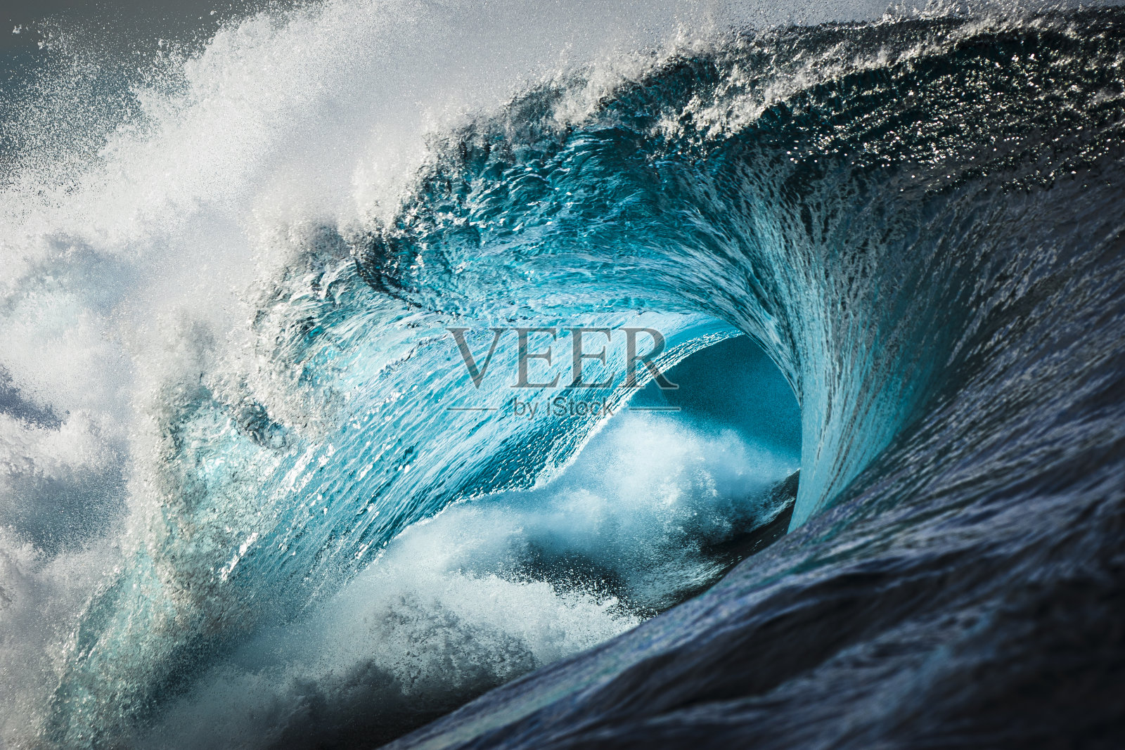 在一个阳光明媚的下午，强有力的青色蓝色波浪打破在开放的海洋的特写细节照片摄影图片