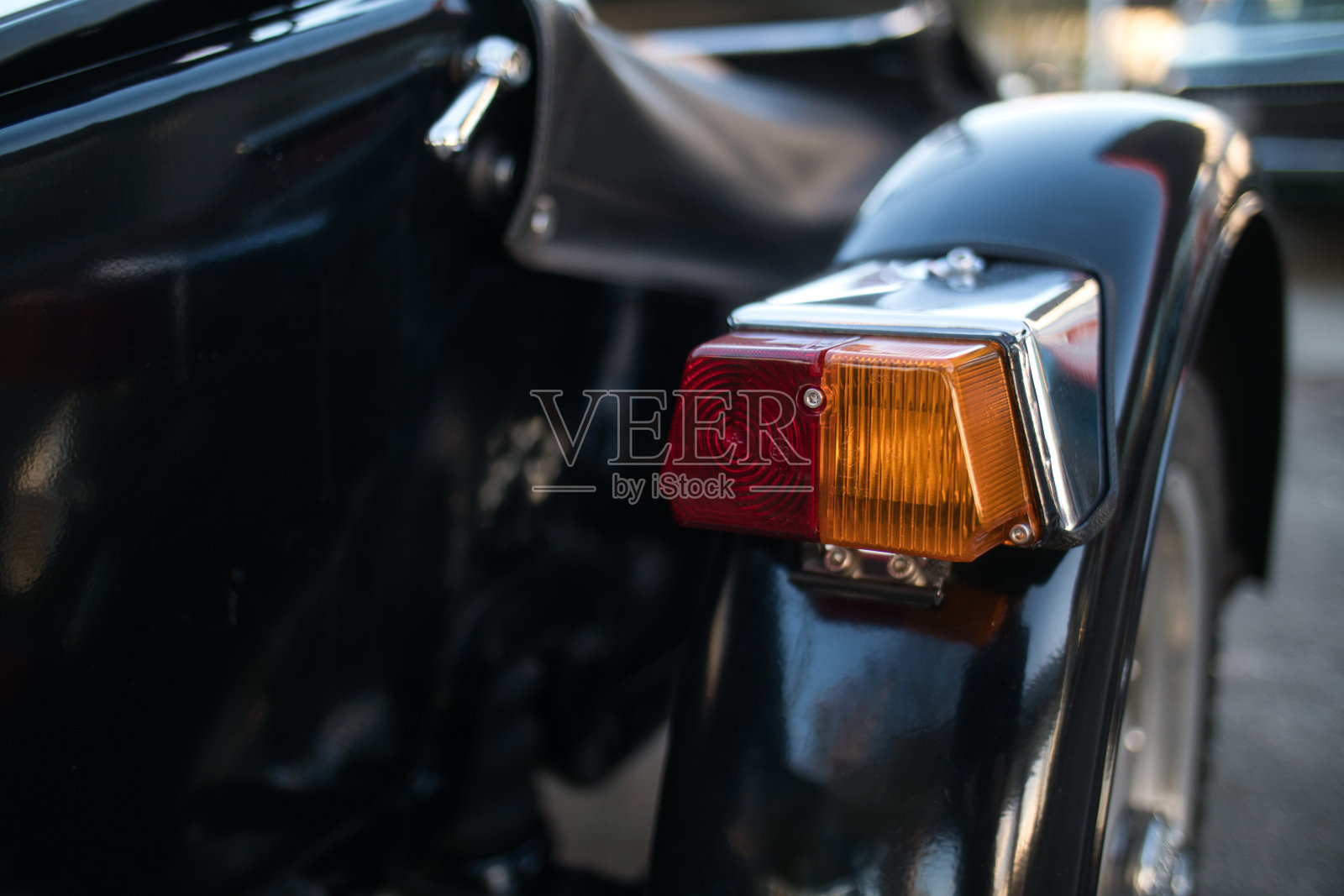 经典的摩托车尾灯照片摄影图片