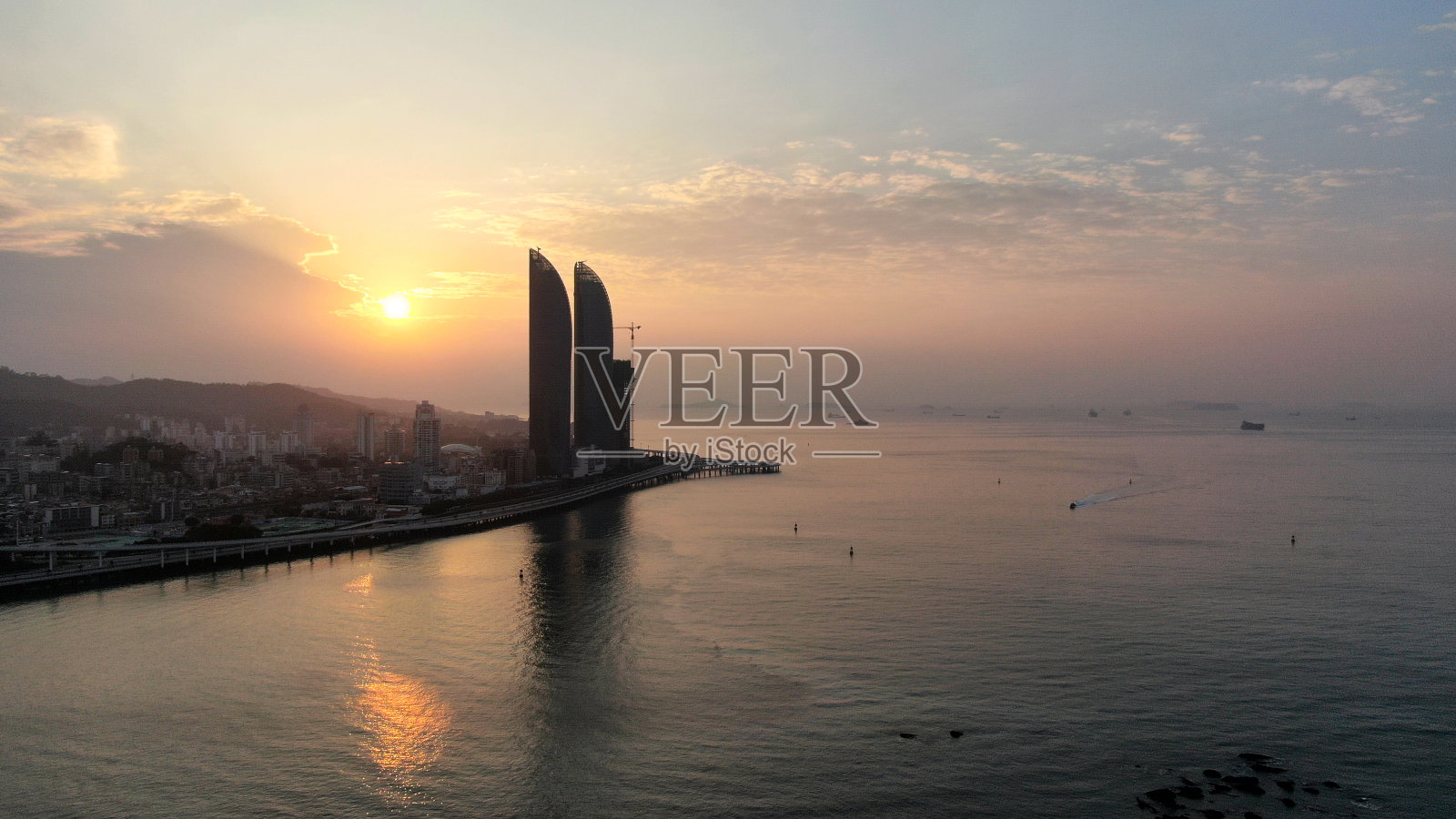 城市风光，海岛日出照片摄影图片