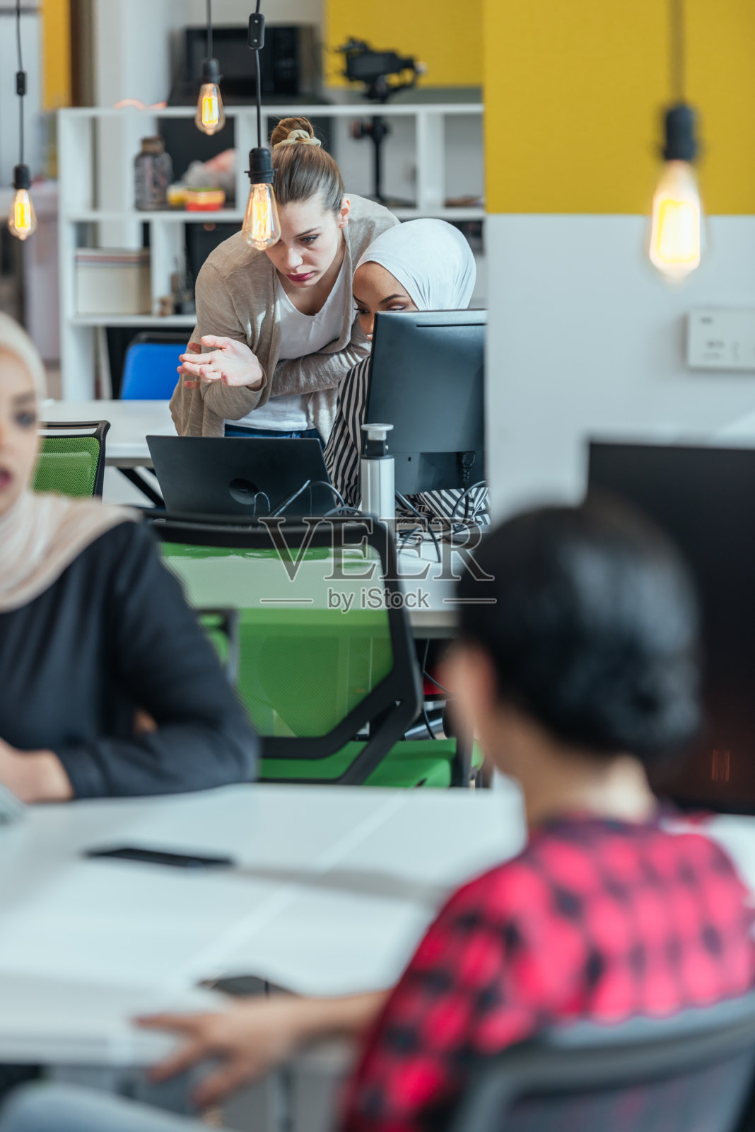 多元文化团队帮助新同事融入企业照片摄影图片