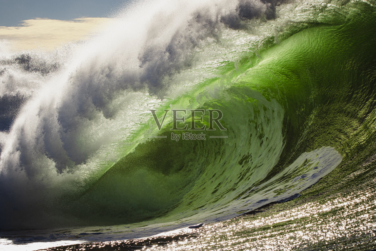 充满危险和强大的绿色和金色风暴波在温暖的晨光。照片摄影图片