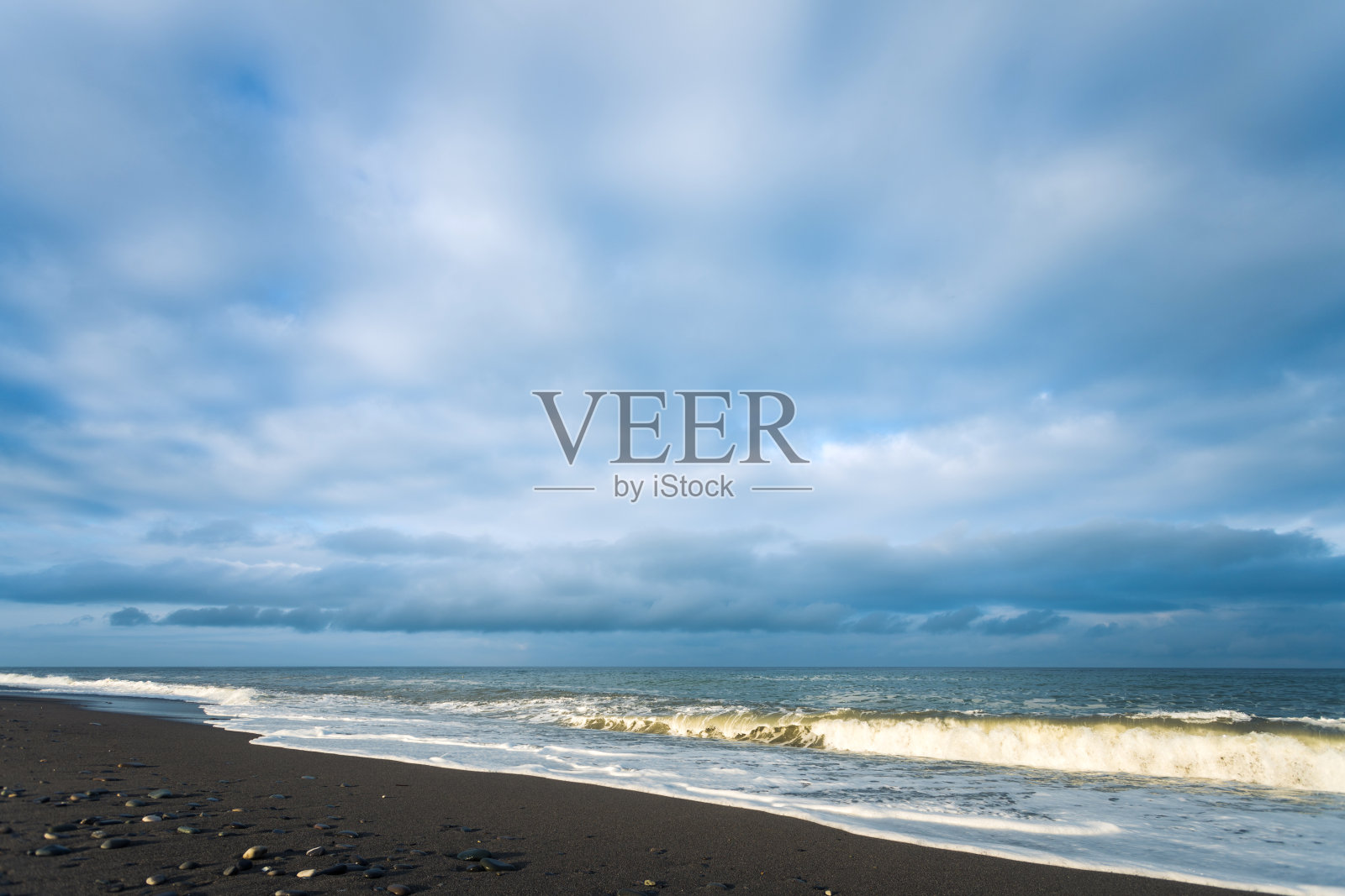 清晨海面上忧郁的天空照片摄影图片