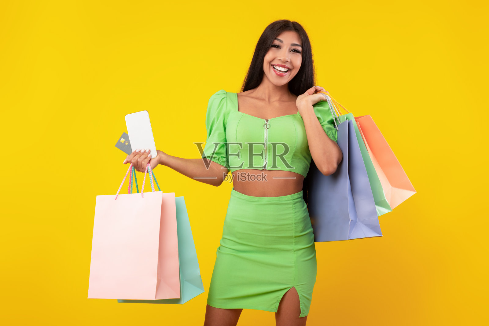 快乐的女士拿着信用卡拎着购物袋照片摄影图片