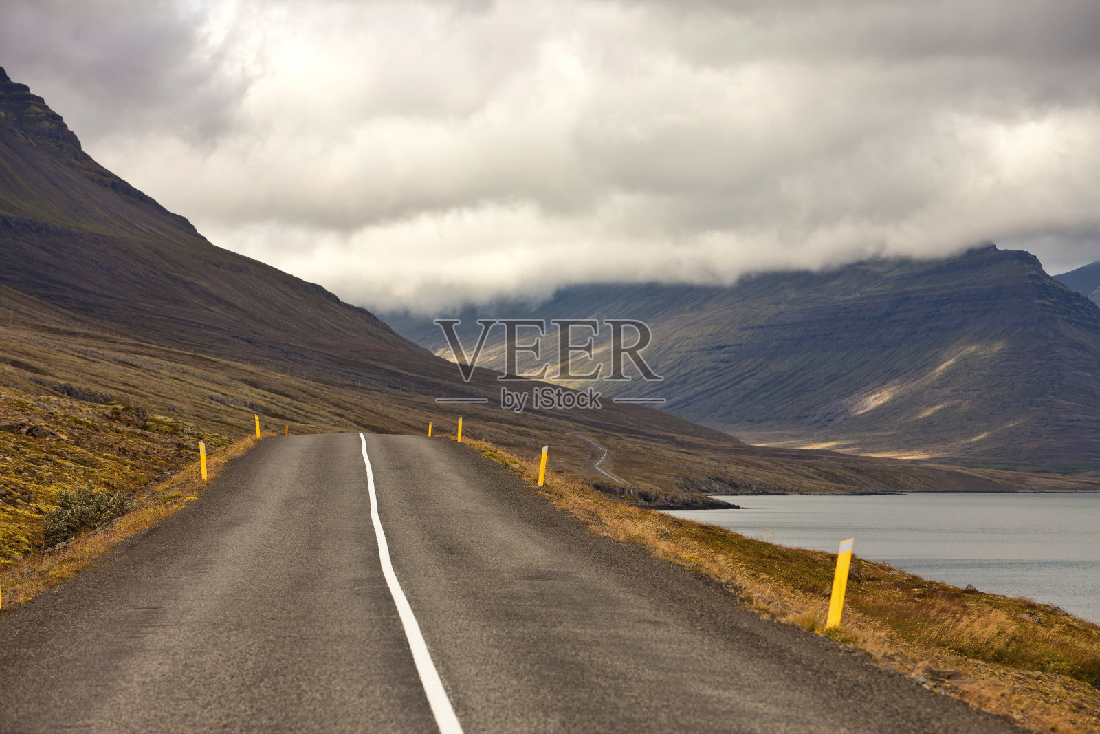 穿过冰岛美丽的风景的道路照片摄影图片