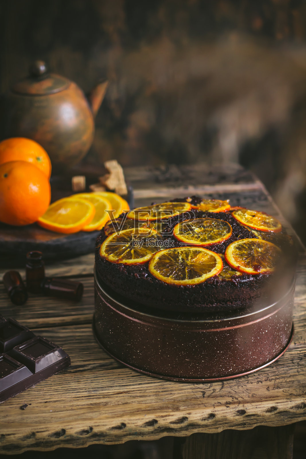 倒橙色巧克力蛋糕。照片摄影图片