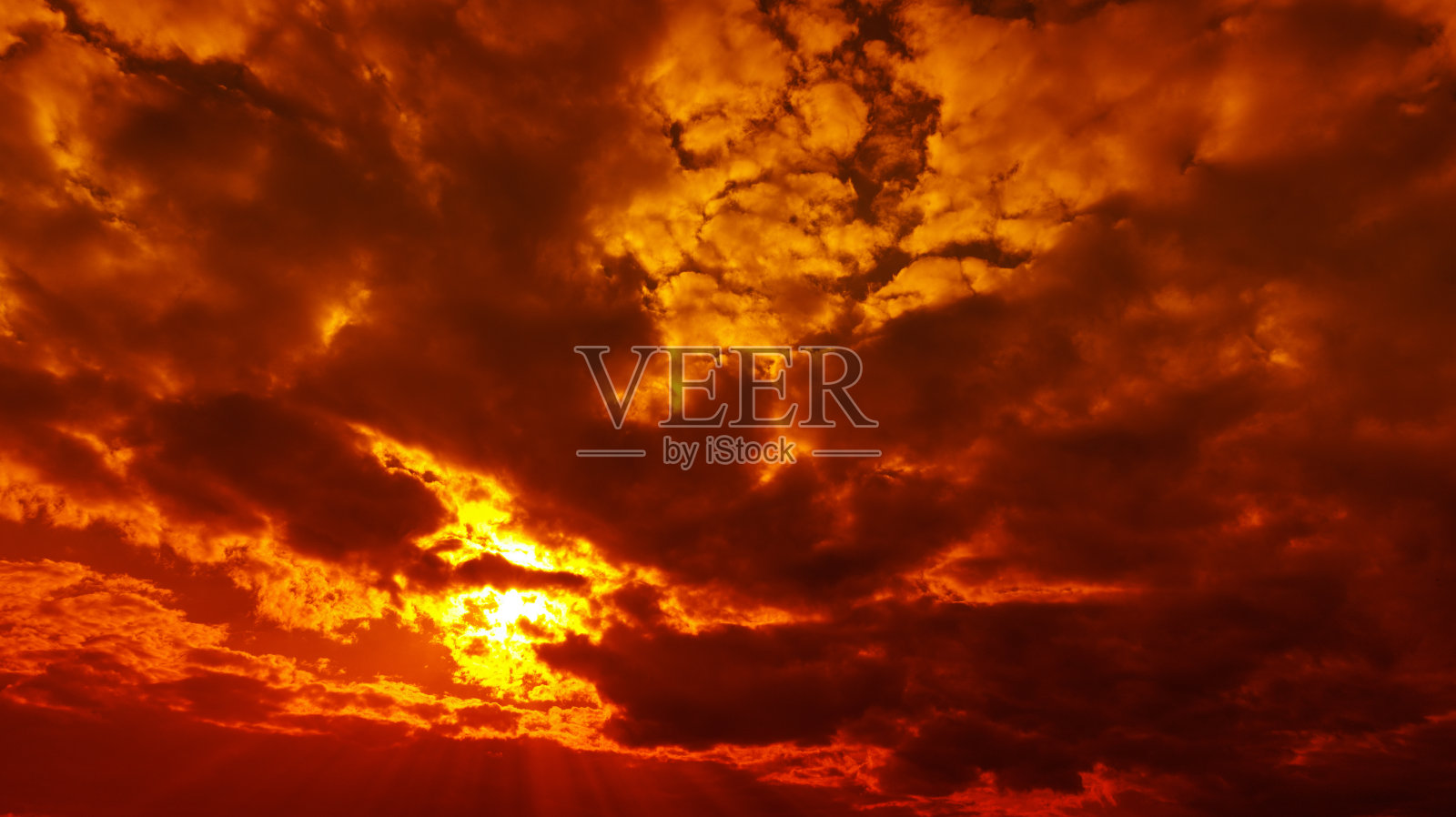 橘色的天空云移开滚动彩色日落轻戏剧性的云照片摄影图片