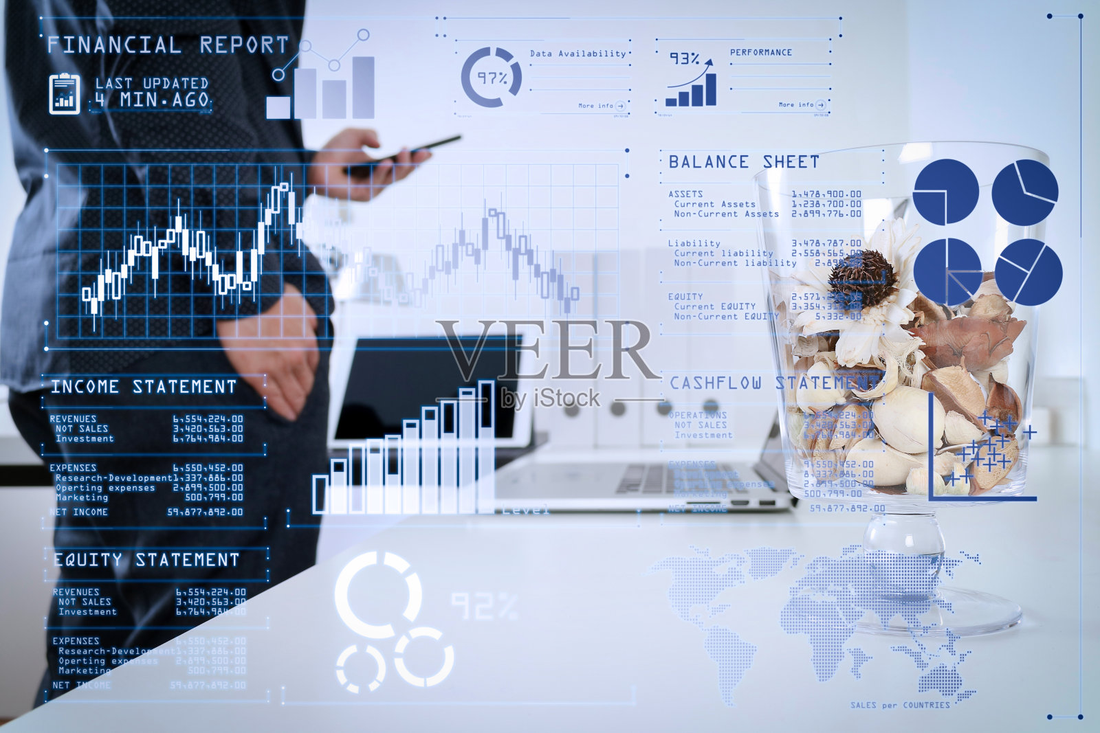 玻璃花瓶花，商人，设计师手立，使用智能手机，笔记本电脑，网上银行支付通信网络4.0技术，互联网无线应用，现代办公室照片摄影图片