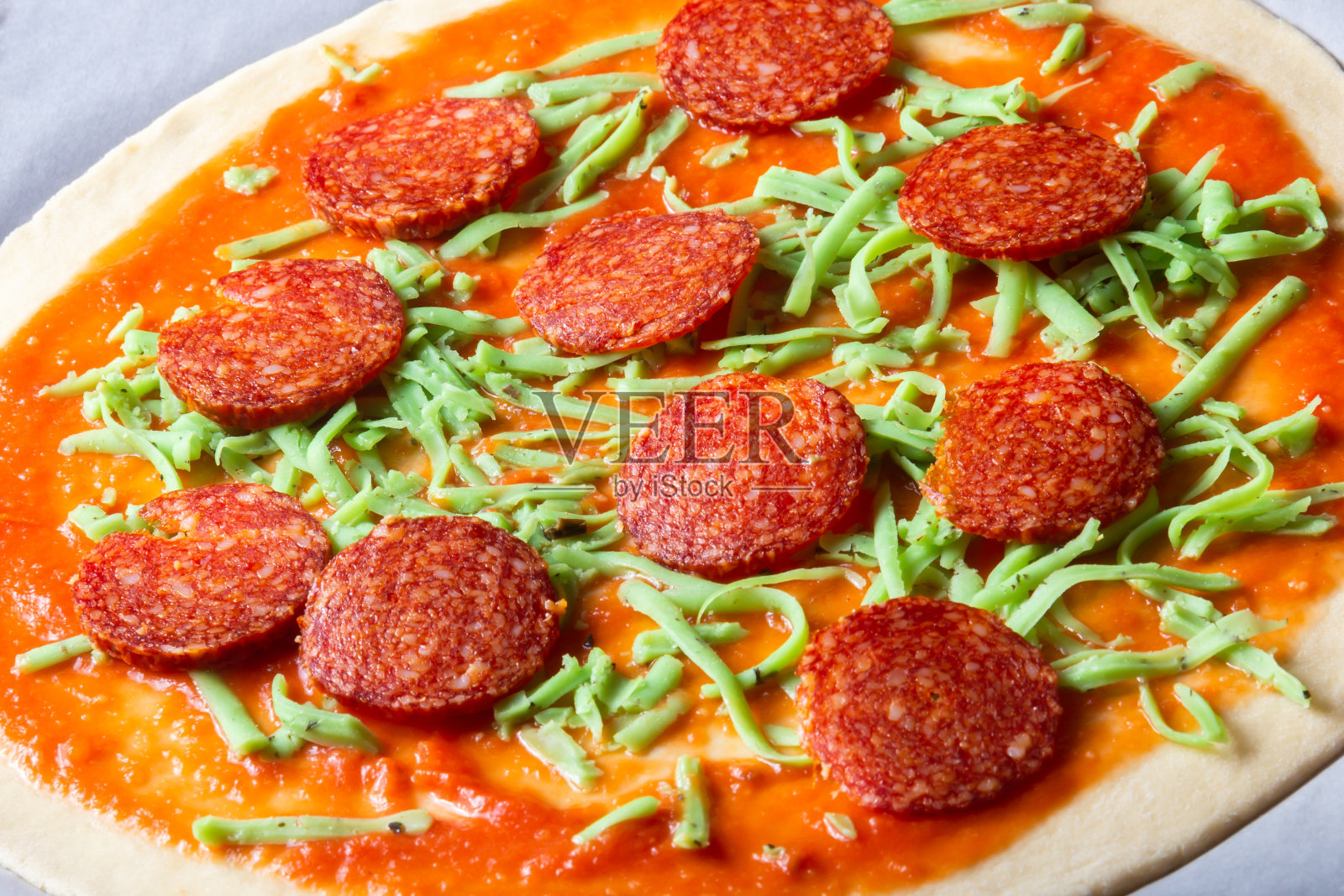 用绿色奶酪制作披萨的过程照片摄影图片