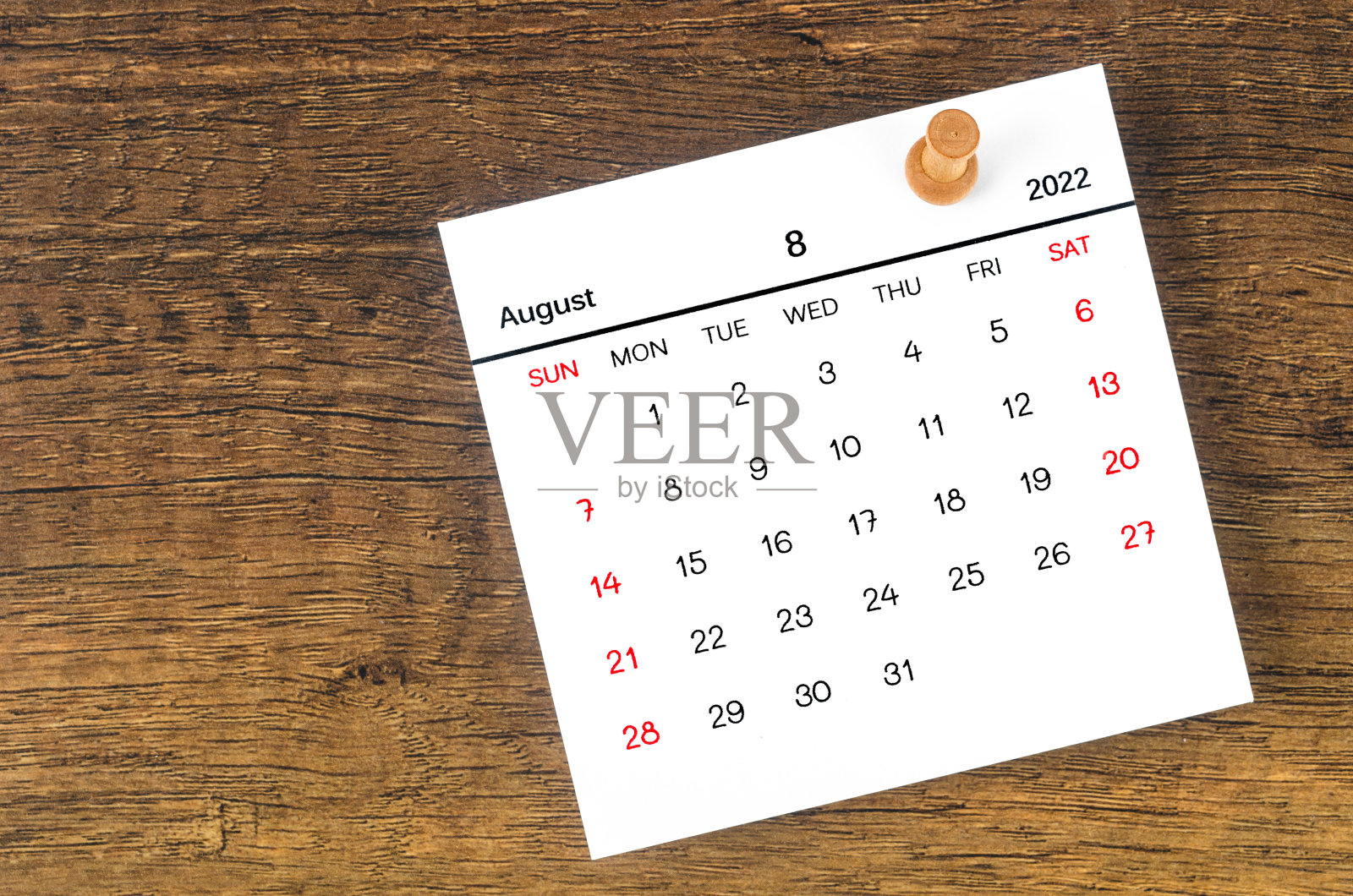 2022年8月挂历和木制推销木制背景。照片摄影图片