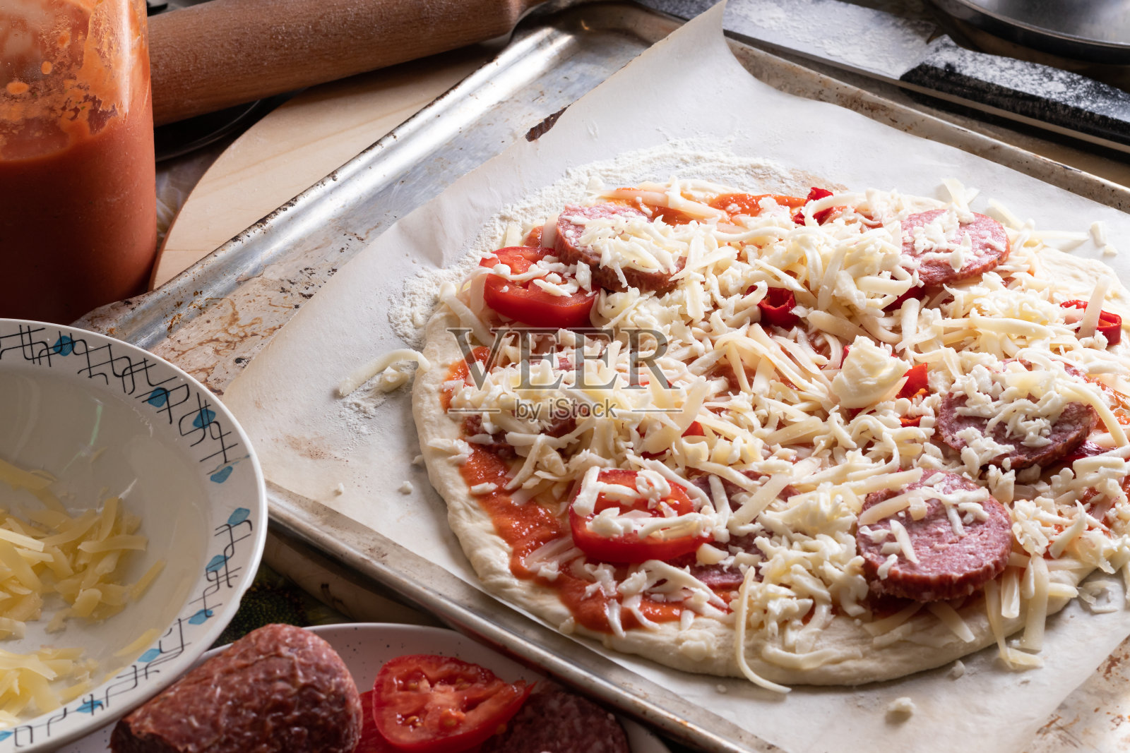 传统风格的生披萨照片摄影图片