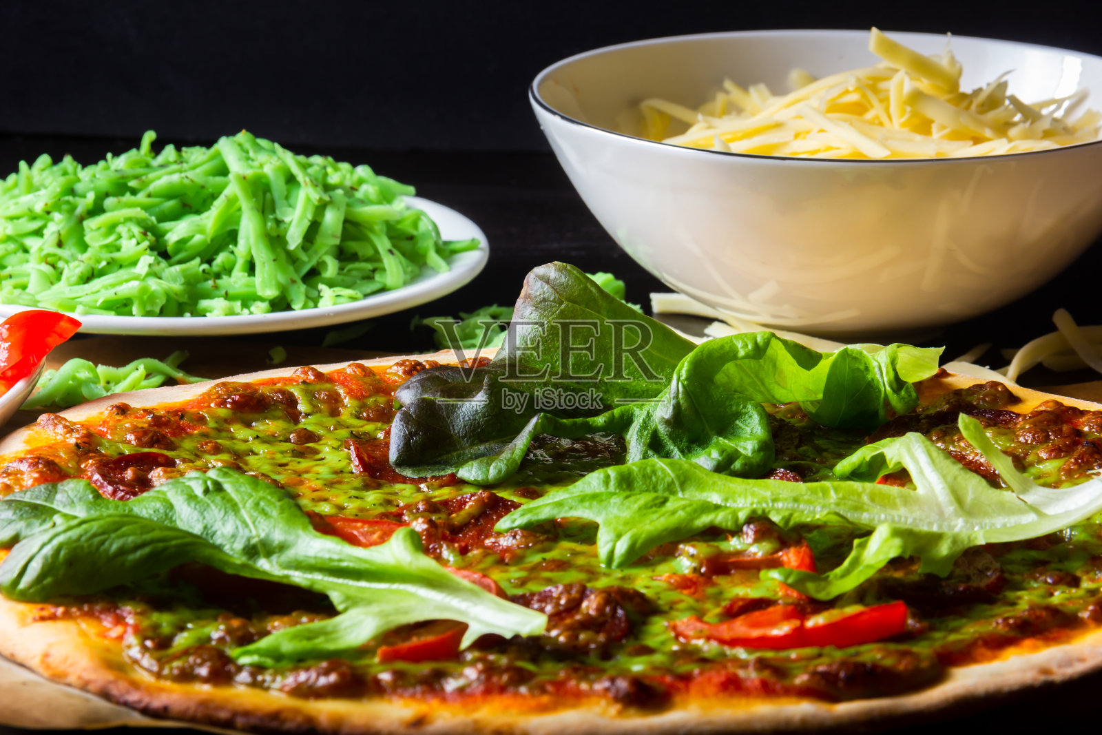 热披萨配绿色奶酪和配料照片摄影图片