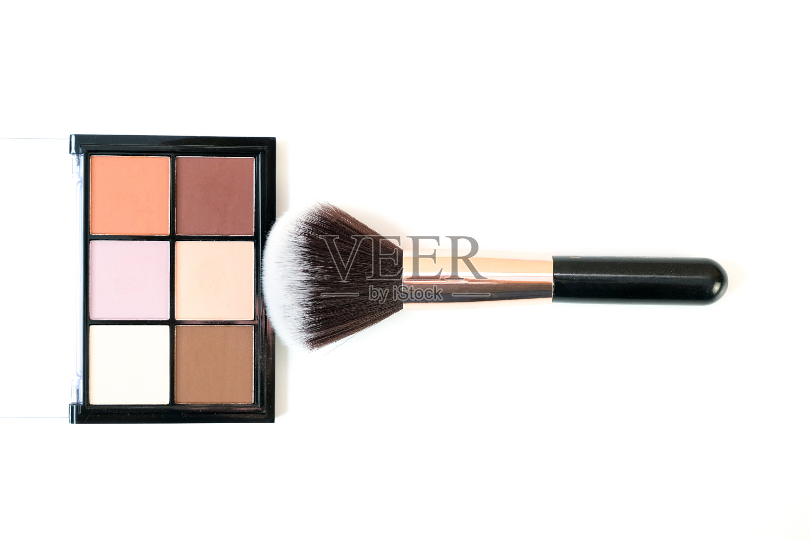 装饰化妆品和化妆刷在白色孤立的背景，俯视图。放置文本照片摄影图片