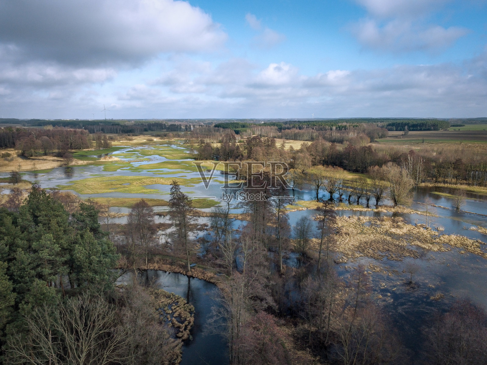 从上面可以看到，在春天洪水和洪水从一条小河解冻。照片摄影图片