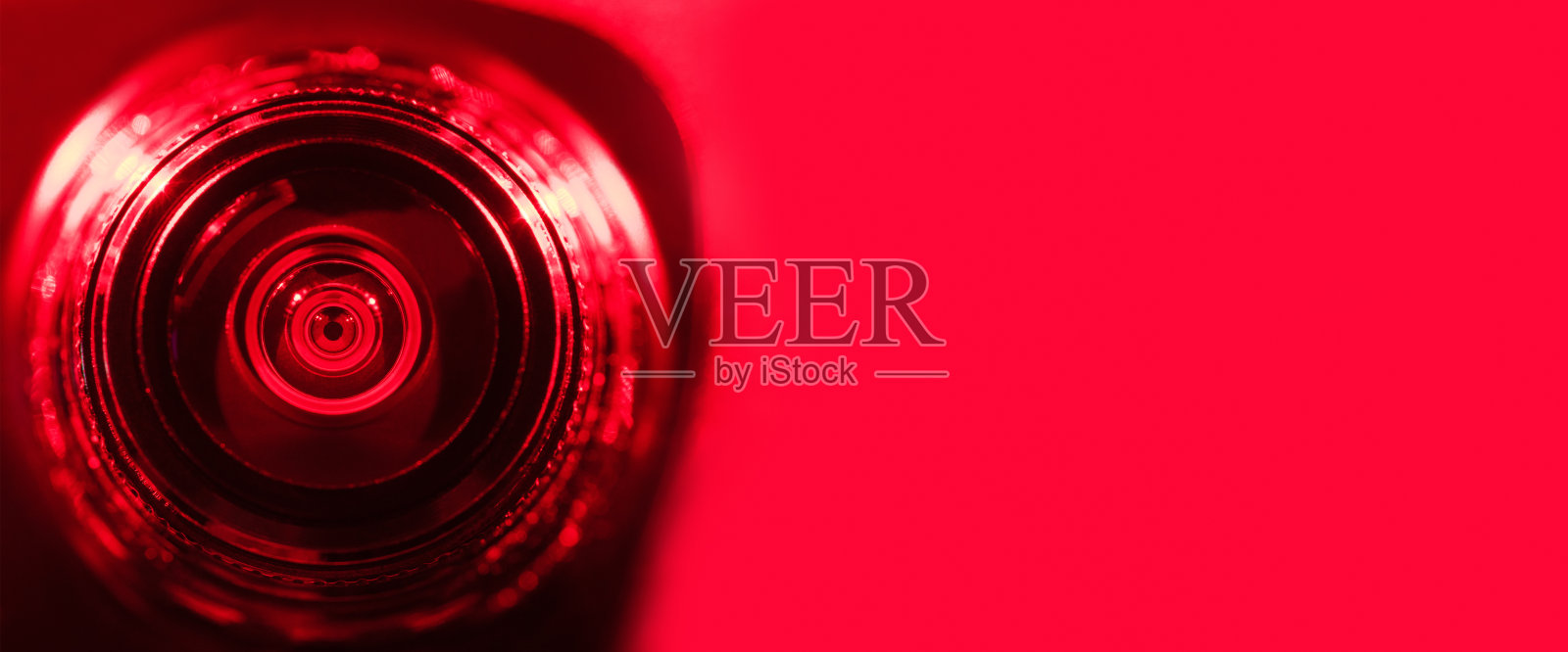 .带有红色背光的镜头。横幅照片摄影图片