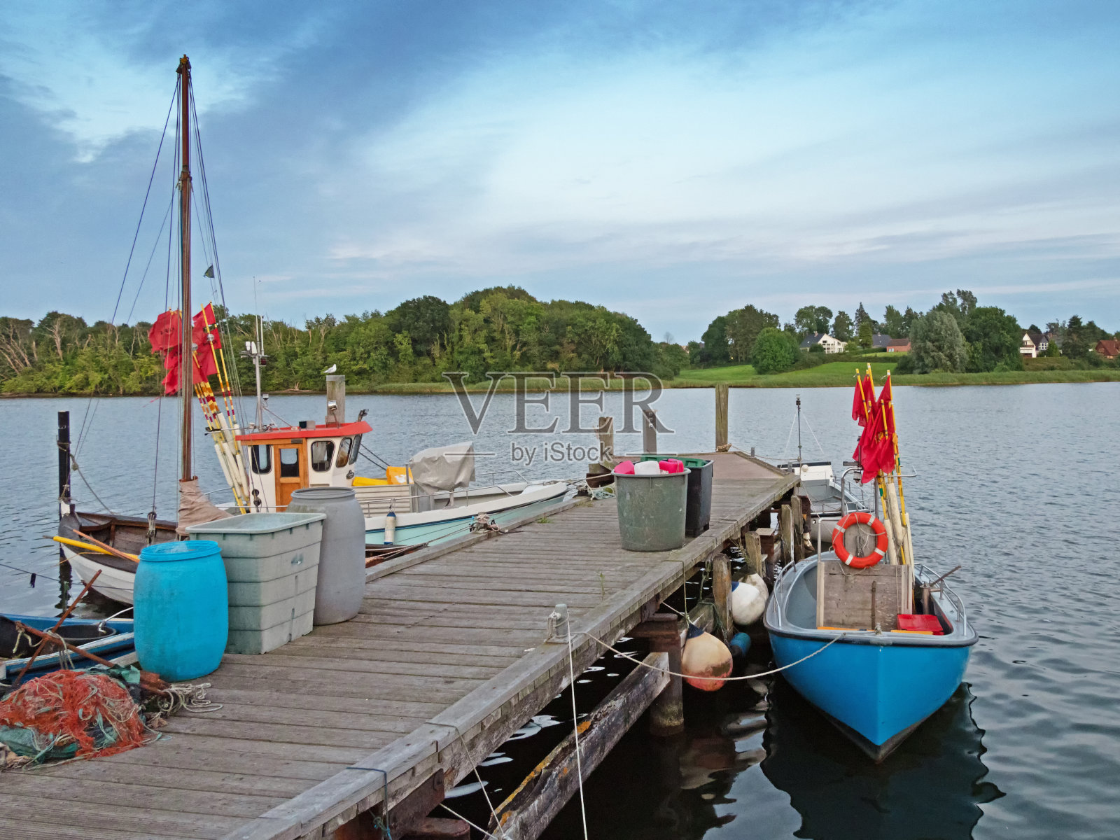 德国石勒苏益格-荷尔斯泰因州卡普伦港的木制码头上的渔船照片摄影图片
