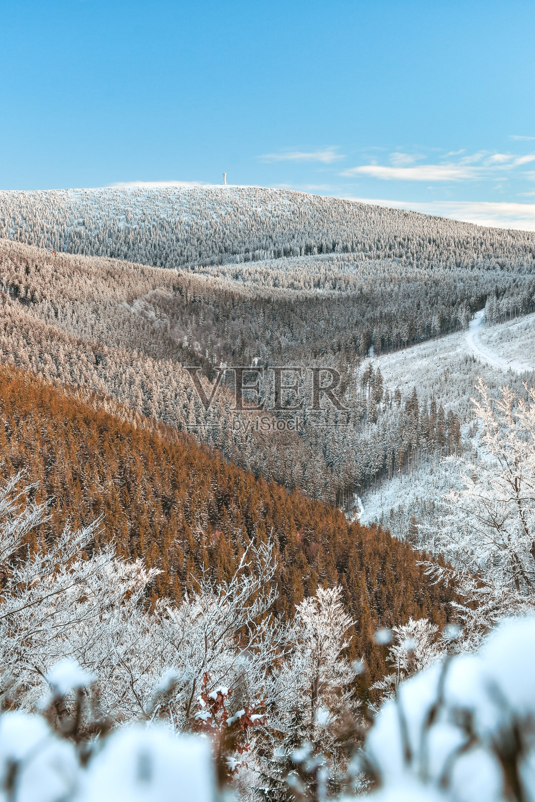 波兰苏台德山脉的冬季景观，斯涅兹尼克峰下白雪覆盖的山谷，从徒步旅行的小路上可以看到。照片摄影图片
