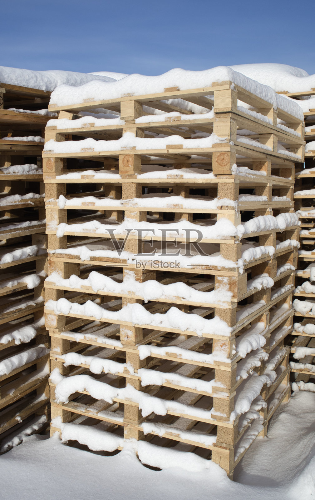 冬天的雪木工业托盘照片摄影图片