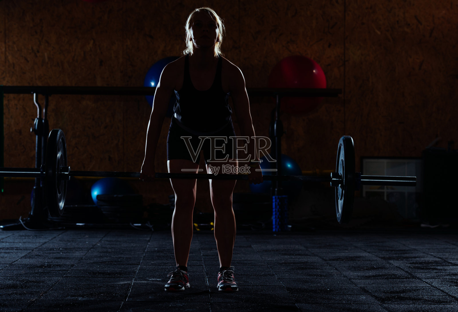 女孩在健身房训练照片摄影图片