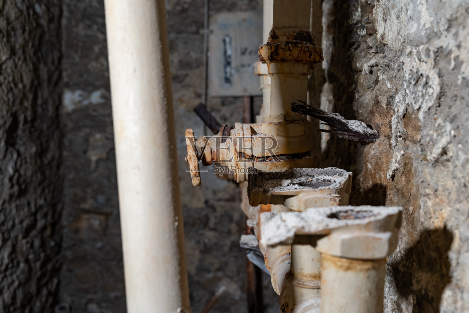 有大裂缝的旧水管照片摄影图片