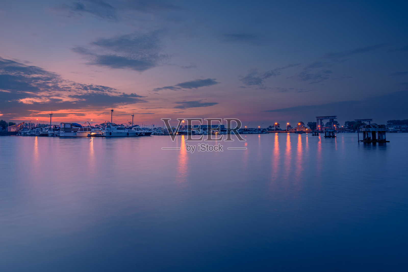 日落与蓝色小时在纽波特，比利时照片摄影图片