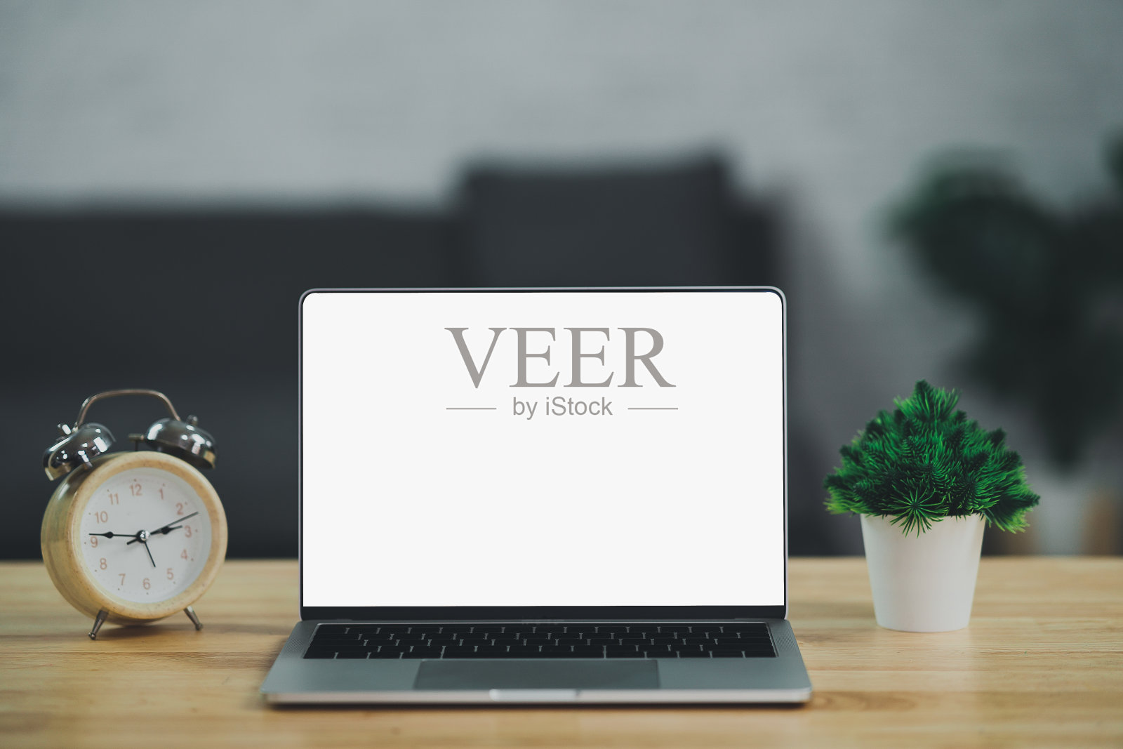 工作空间与笔记本电脑和时钟在桌子上的共同工作空间。概念工作空间，空白的桌面白色与笔记本电脑屏幕。照片摄影图片