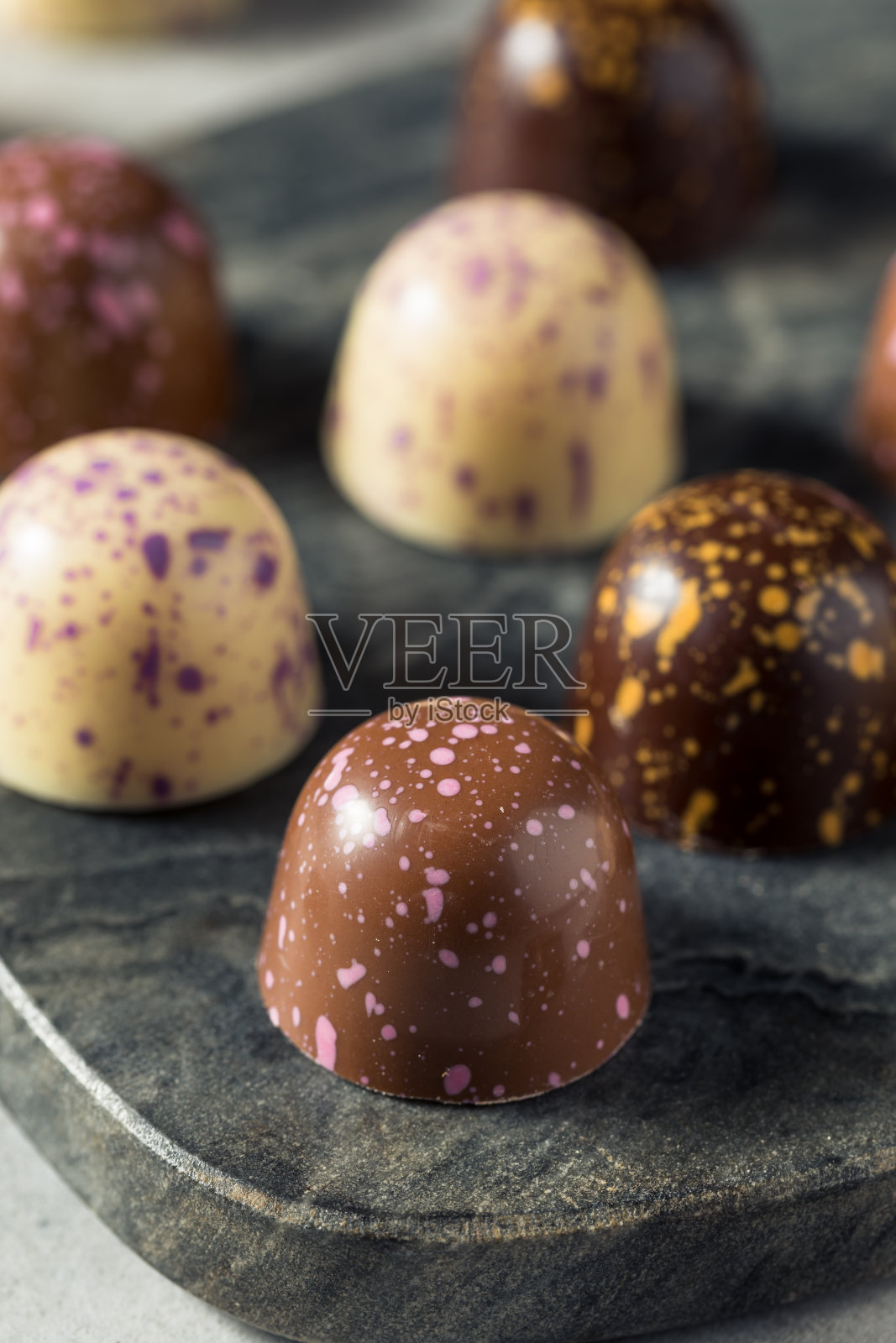 自制的黑巧克力松露照片摄影图片