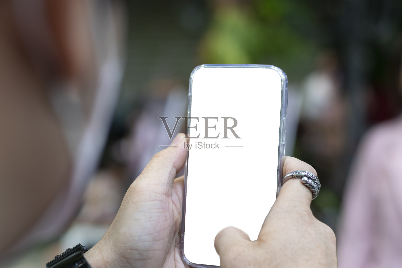 男子用智能手机给某人拍照照片摄影图片