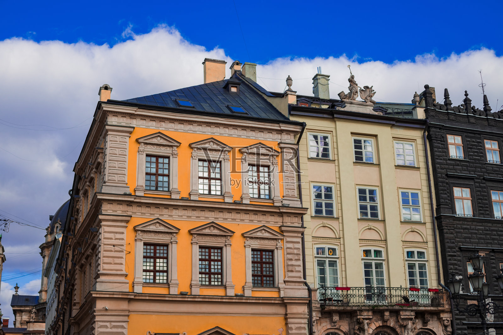 欧洲中世纪城市的历史中心为许多人的旅游目的地和观光点，古老的建筑外立面建筑对象照片摄影图片