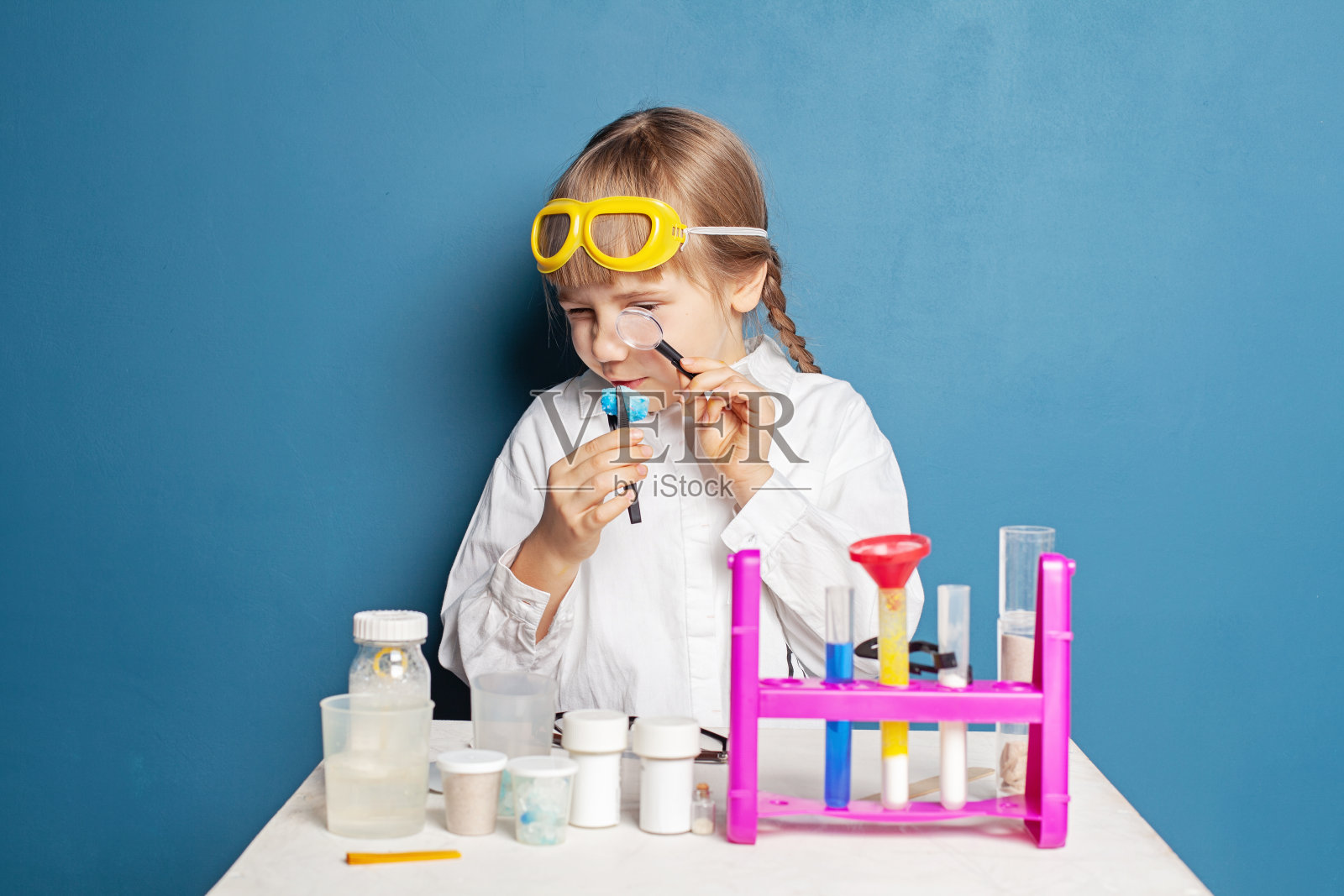 孩子们在做科学实验。女童和科学教育照片摄影图片