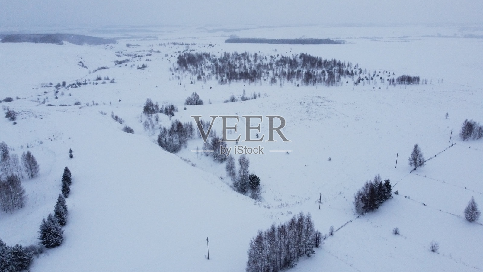 在冬季的森林和田野里用无人机拍摄照片摄影图片