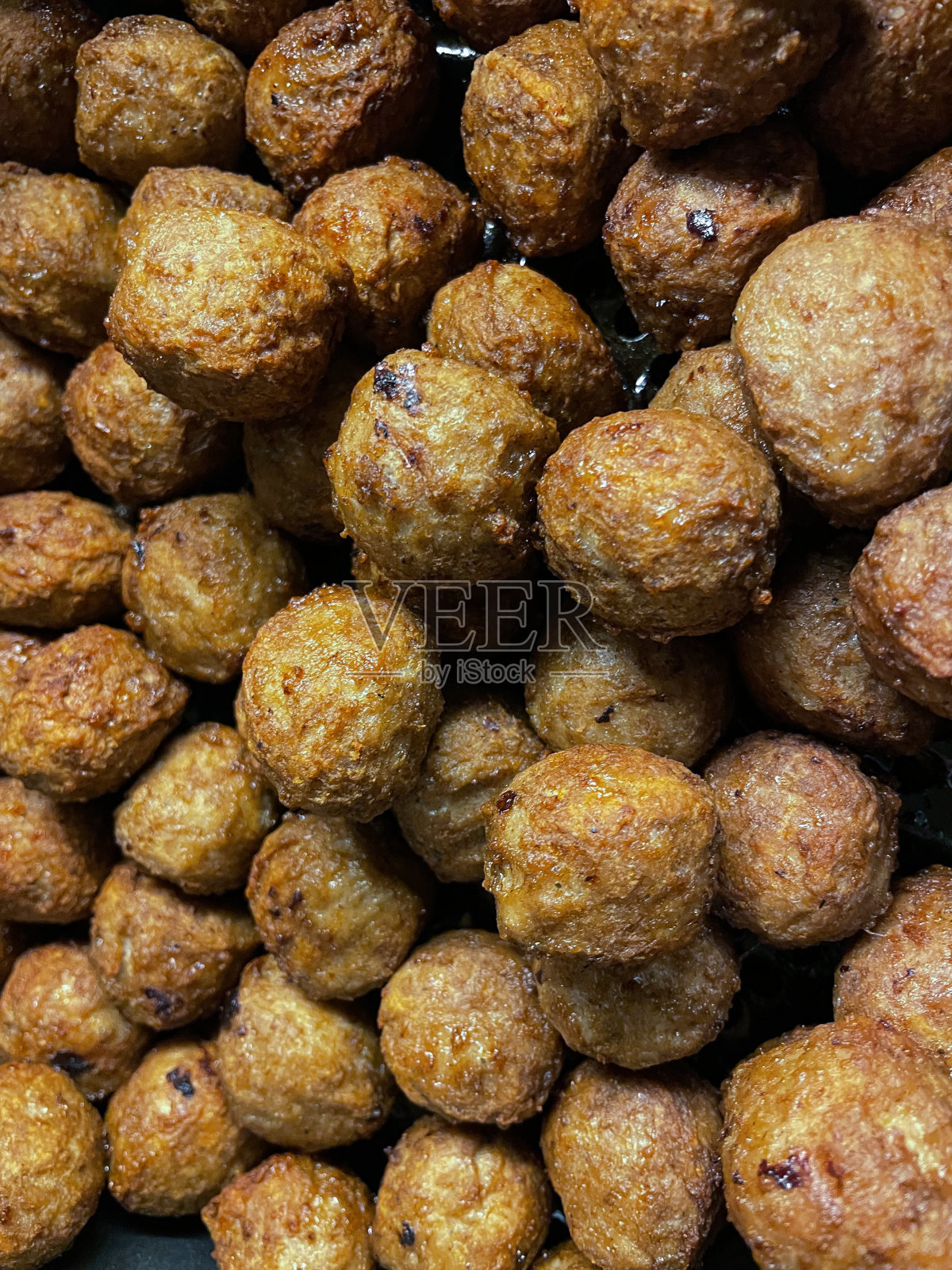 金黄色的全帧图像，肉丸在空气炸锅煮熟，更健康的替代煎锅烹饪，高架视图照片摄影图片