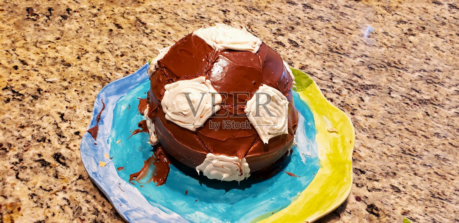 巧克力足球蛋糕照片摄影图片