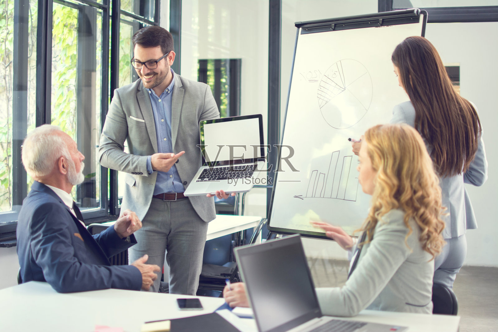 一群商务人士在现代化的办公室里一起工作照片摄影图片