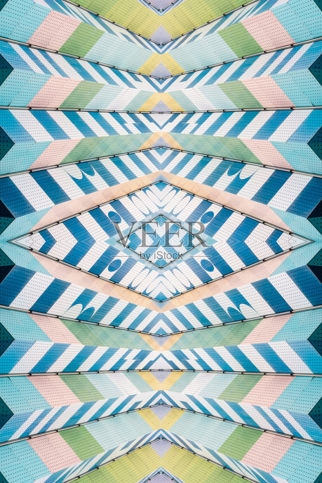 一幢格构墙体的建筑，格构为钢结构的地区照片摄影图片