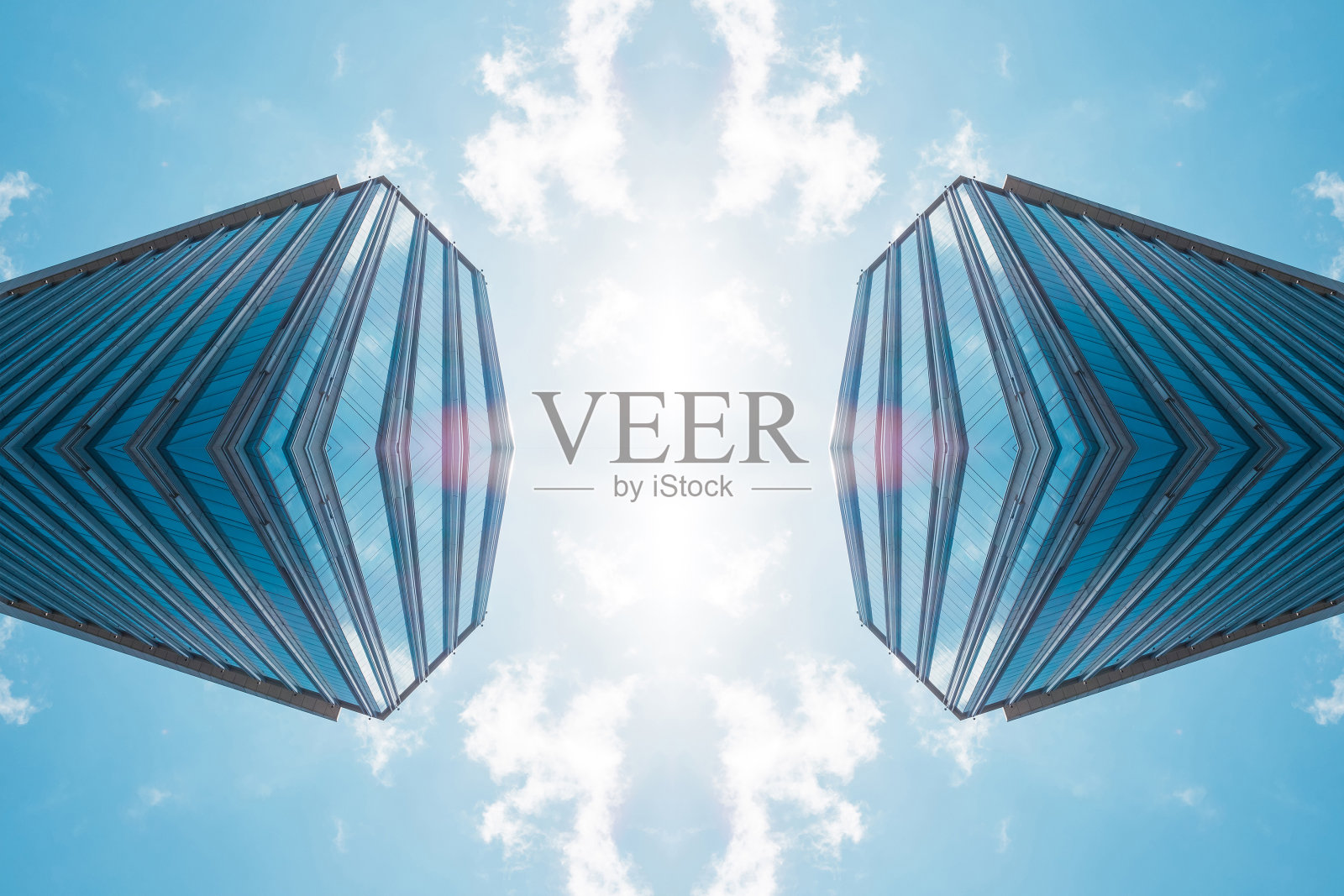 底面全景和透视视图到钢蓝色玻璃高层建筑摩天大楼，成功的工业建筑的商业理念照片摄影图片