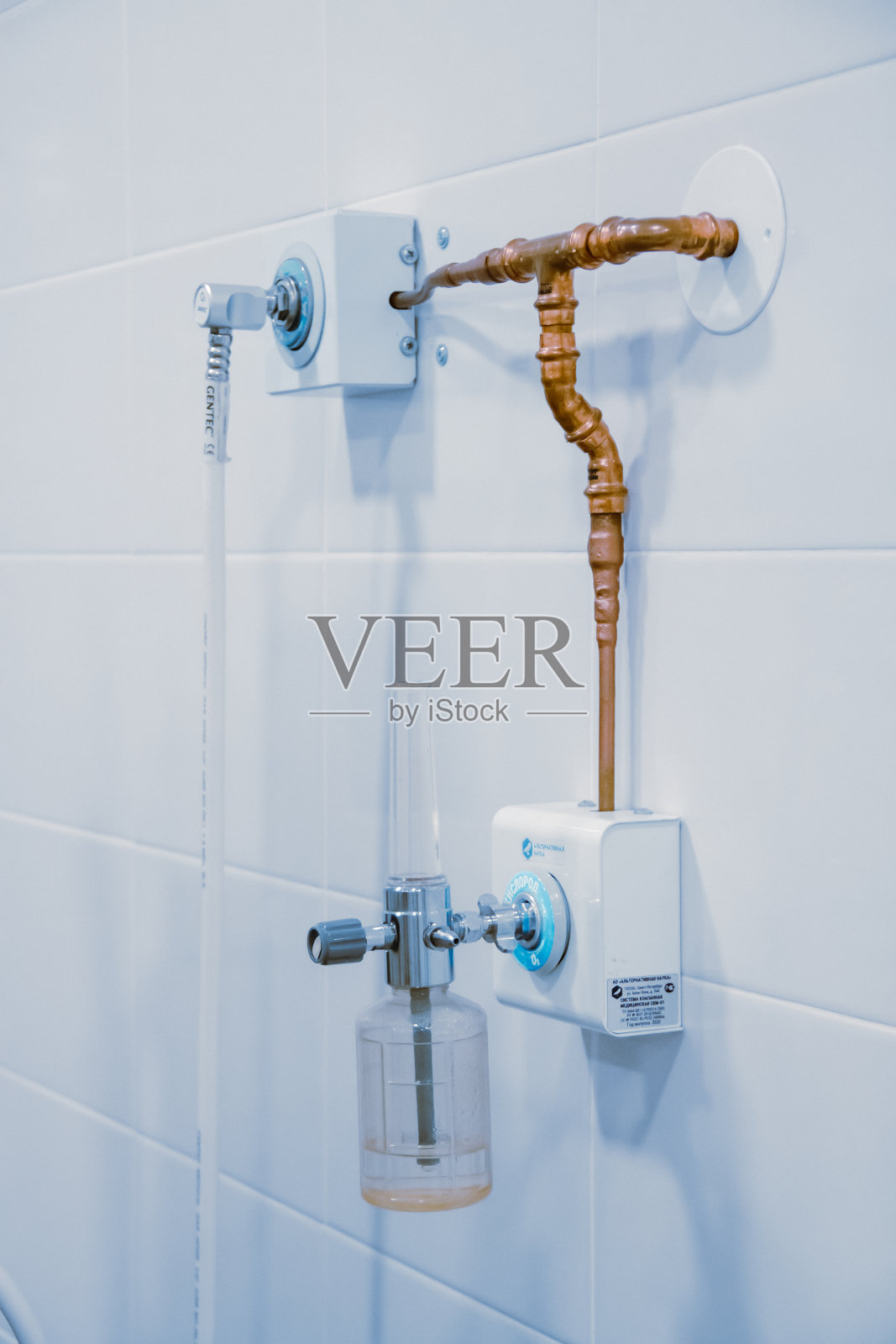 空荡荡的室内手术室和现代化的设备在医院。医疗设备外科手术紧急病人蓝色色调风格。拯救生命的医疗理念照片摄影图片