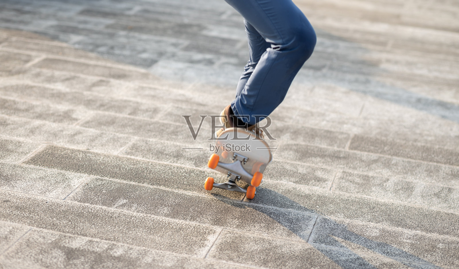 亚洲滑板者在现代城市玩滑板照片摄影图片