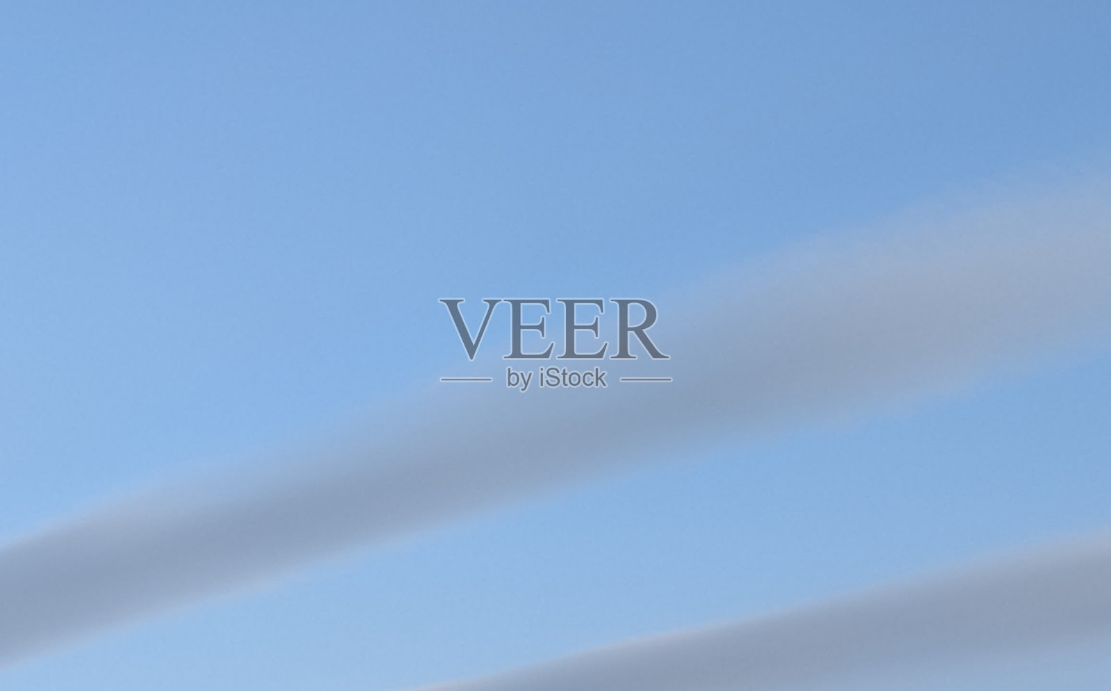 蓝色天空中神秘地出现了灰色条纹照片摄影图片