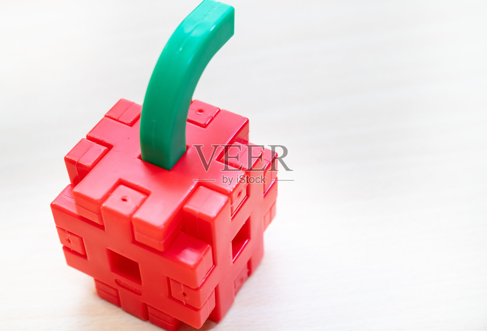 一个孩子用积木画的苹果。儿童游戏的形象。照片摄影图片