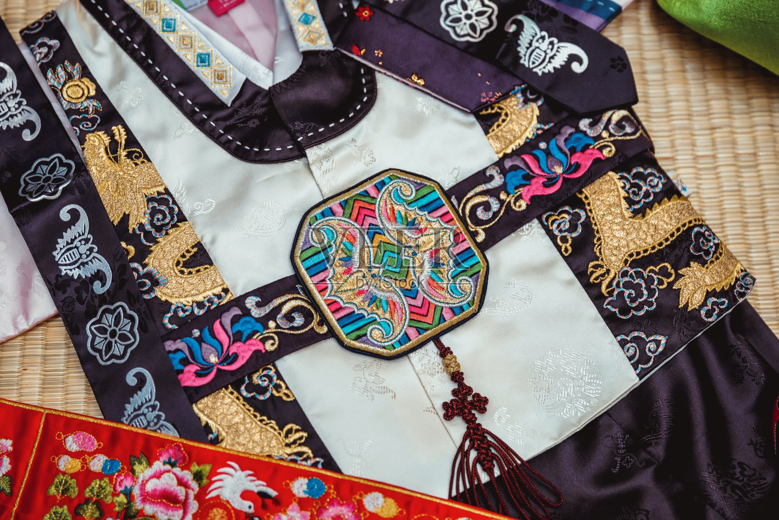 传统的韩国服装在韩国孩子的生日庆祝活动照片摄影图片