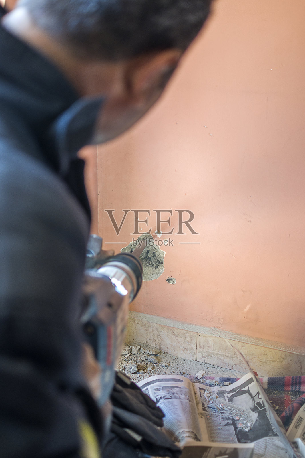 工人用风动锤钻切割墙体混凝土砖照片摄影图片