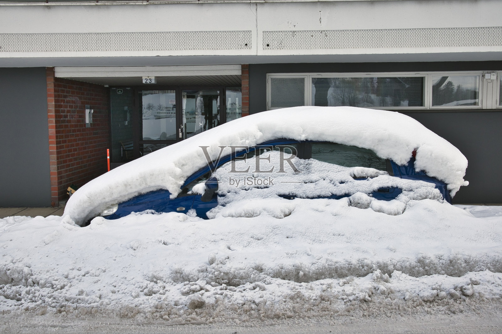 一辆被雪覆盖的汽车停在芬兰拉彭兰塔的街道上照片摄影图片