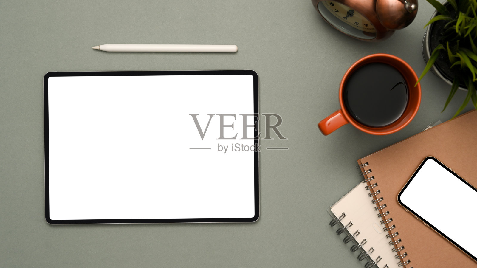 俯视图，空白屏幕平板触摸板在灰色的办公桌面背景照片摄影图片