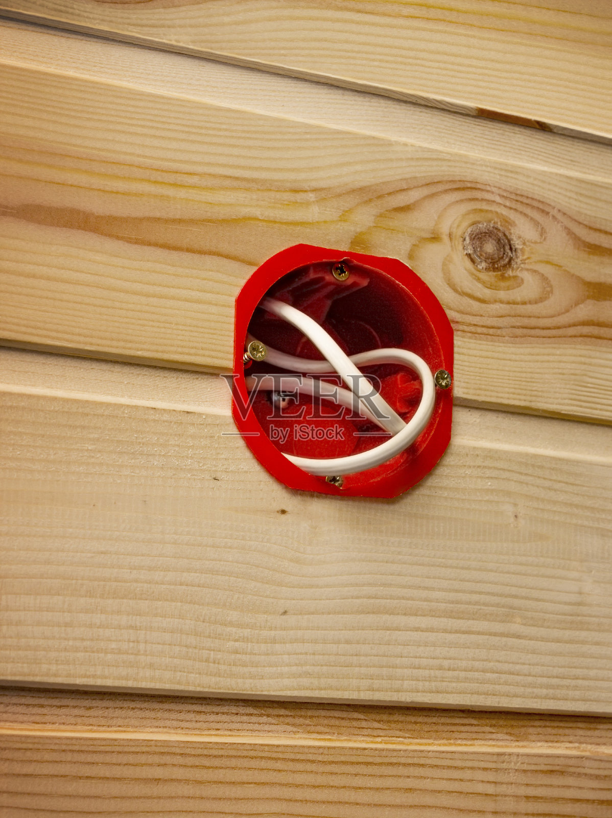 室内插座的塑料巢，用木头包裹在墙上照片摄影图片