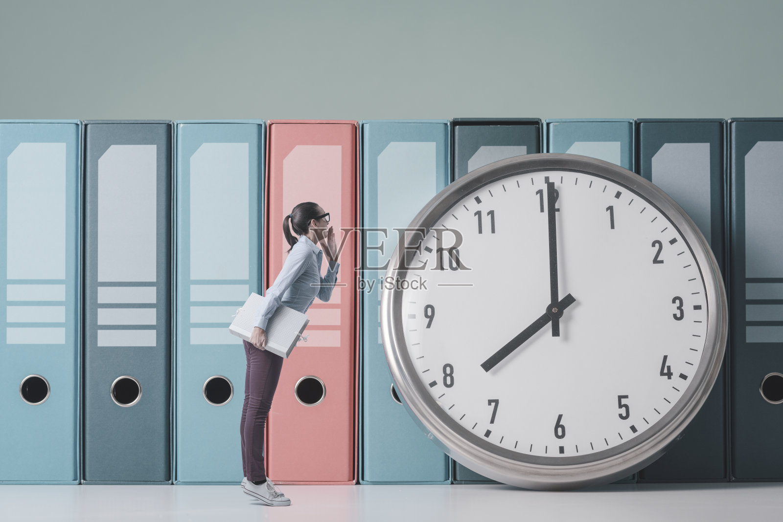 震惊的女商人查看时间照片摄影图片