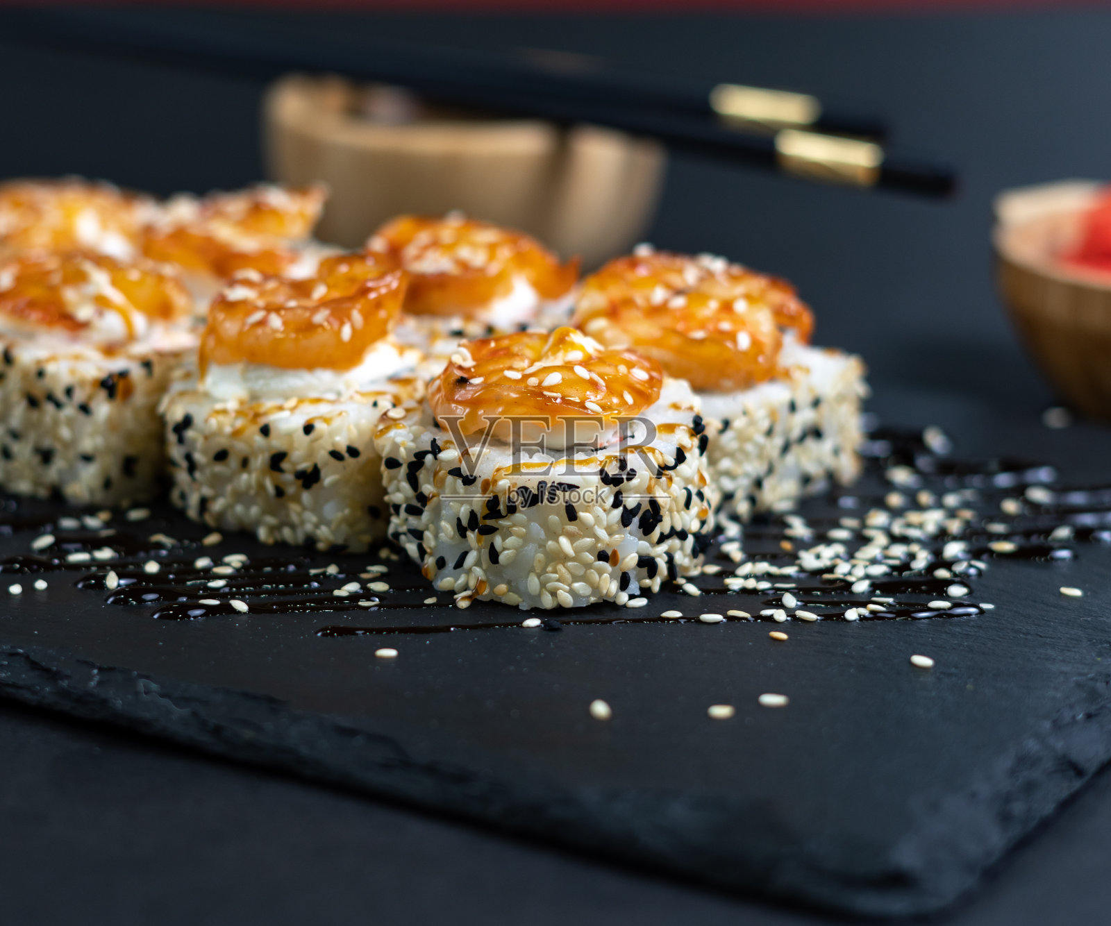 黑盘芝麻虾寿司。日本寿司照片摄影图片